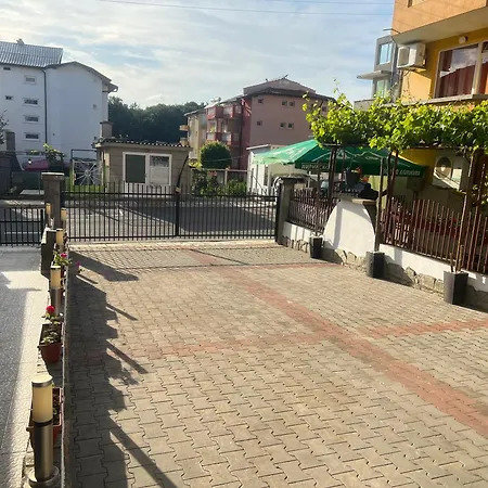 лазур Хотел 2*